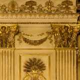...lesene scanalate con capitelli corinzi e figure muliebri... 
